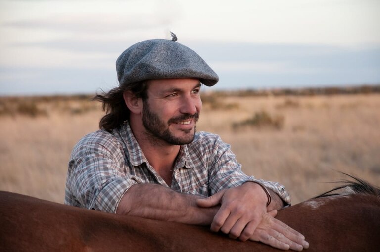 MARCOS VILLAMIL, EL JOVEN QUE RECORRE EL PAÍS A CABALLO