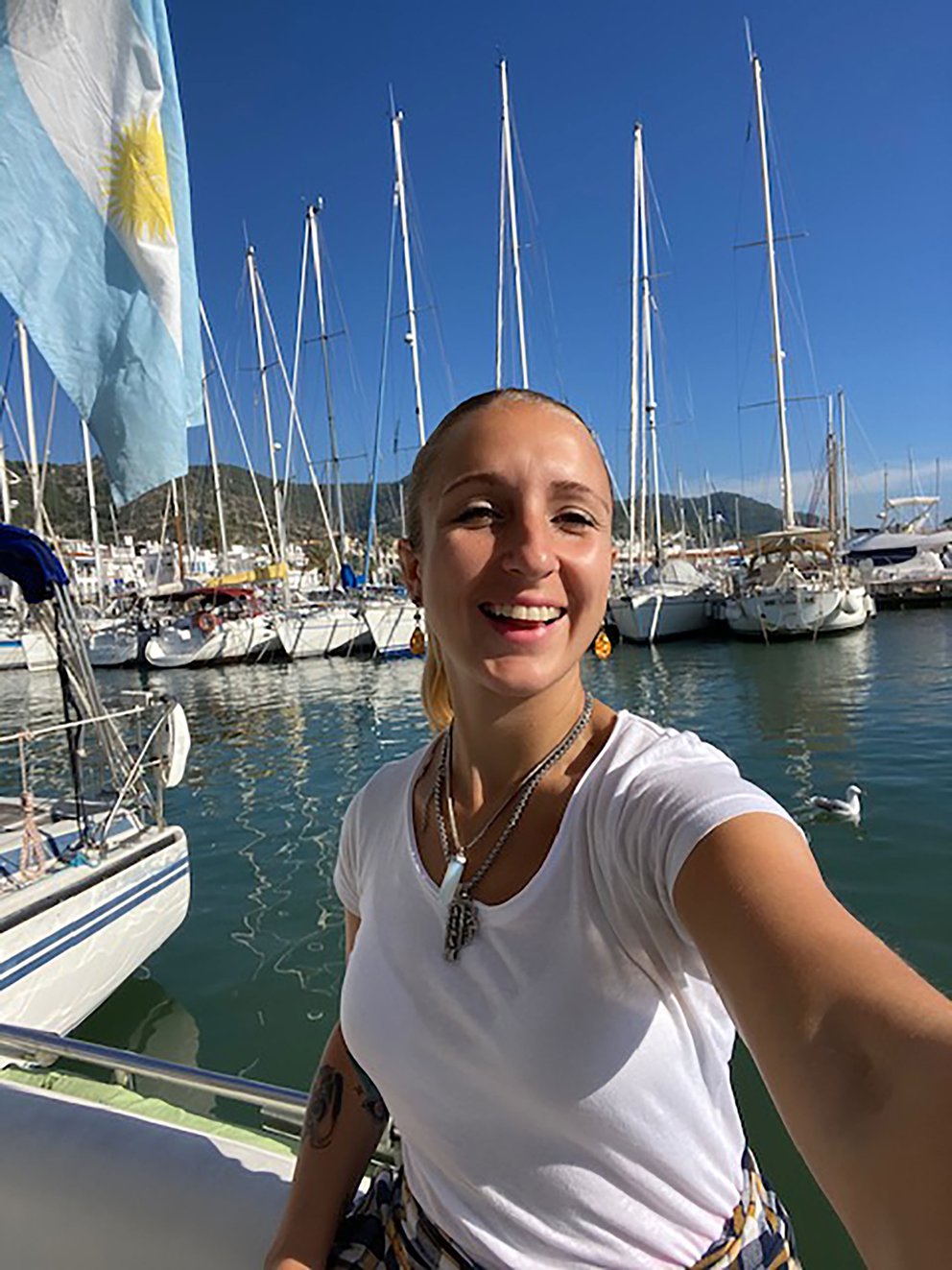 UNA PUBLICISTA ARGENTINA VIVE EN UN VELERO EN ESPAÑA