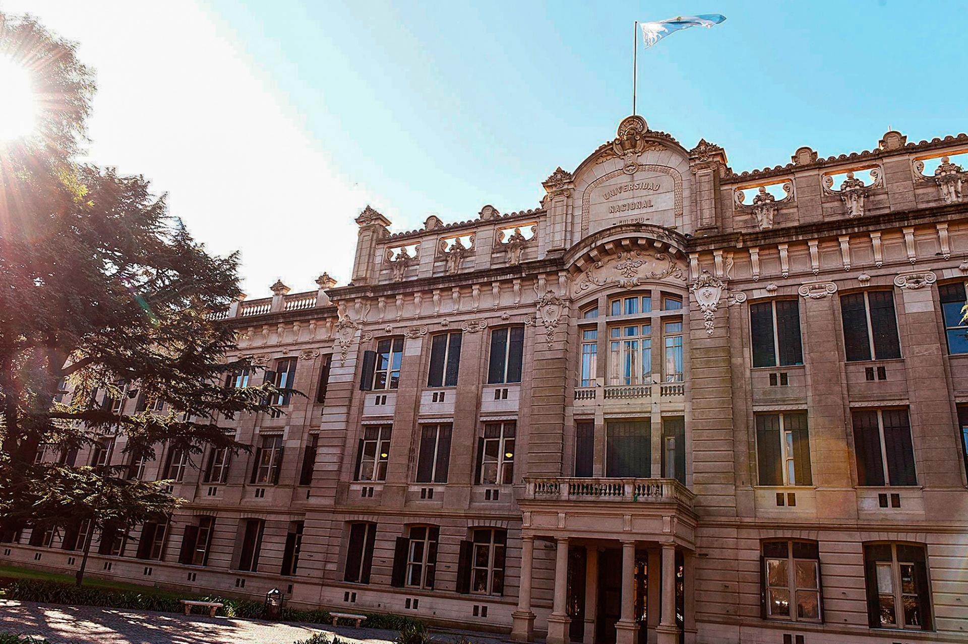 LA UNLP ENTREGÓ LEGAJOS REPARADOS DE 100 ESTUDIANTES DESAPARECIDOS DURANTE LA DICTADURA