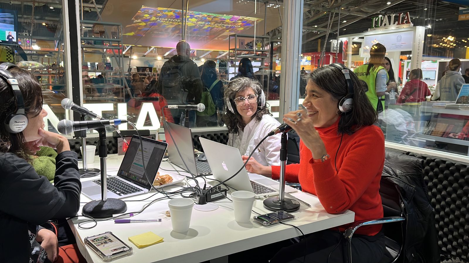 LUCIANA DE LUCA Y DANI NANDEZ ESTUVIERON EN EL STAND DE RADIO PROVINCIA