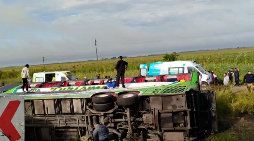 DOS PERSONAS MURIERON AL VOLCAR UN MICRO CERCA DE GENERAL PIRÁN