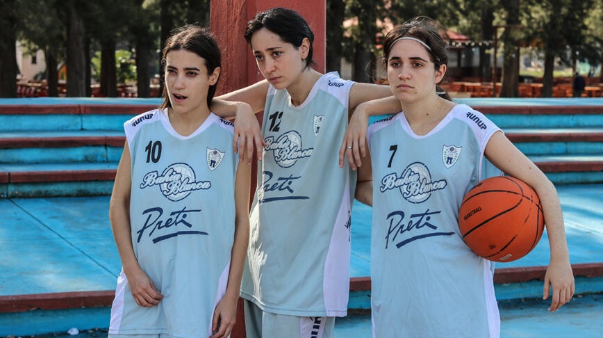 “NO DEJAN DE SER TRES ADOLESCENTES JUGANDO AL BÁSQUET”