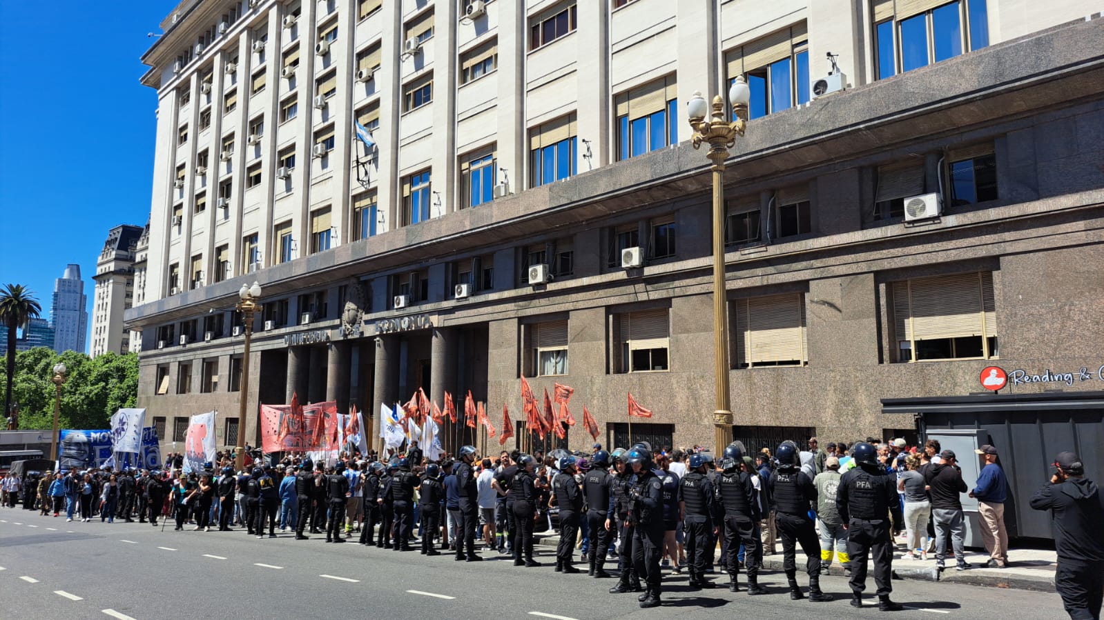 RECLAMAN POR LAS OBRAS PARALIZADAS EN LOS BARRIOS POPULARES