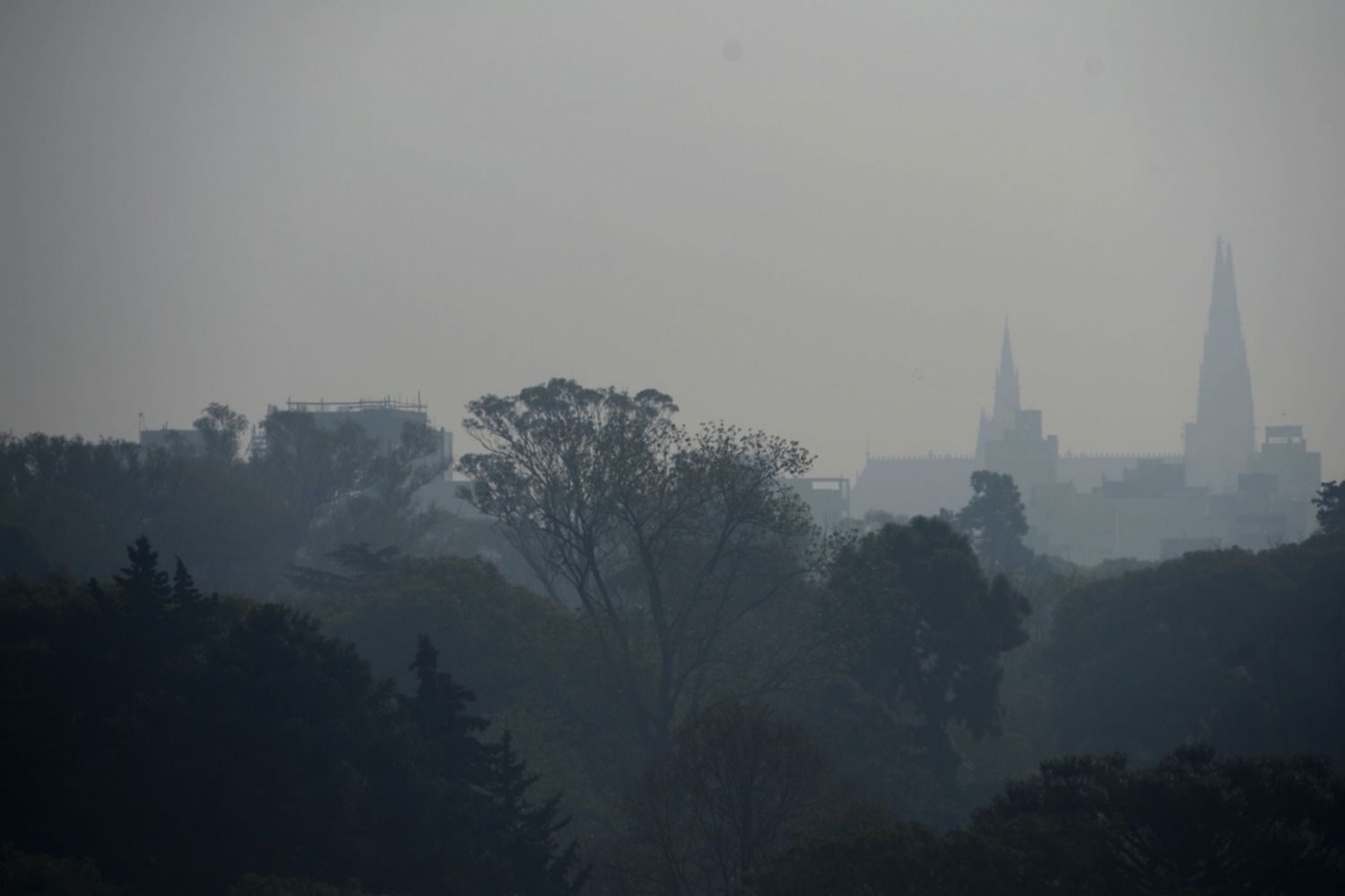 PERSISTEN CONDICIONES ADVERSAS POR LA PRESENCIA DE HUMO EN LA PLATA Y ALREDEDORES