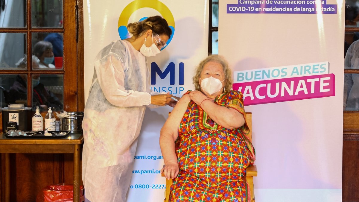 LA PRIORIDAD ES LA VACUNACIÓN CONTRA EL COVID-19