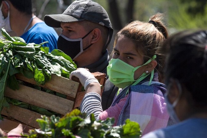 TRABAJADORES DE LA TIERRA REALIZAN UN VERDURAZO EN EL OBELISCO
