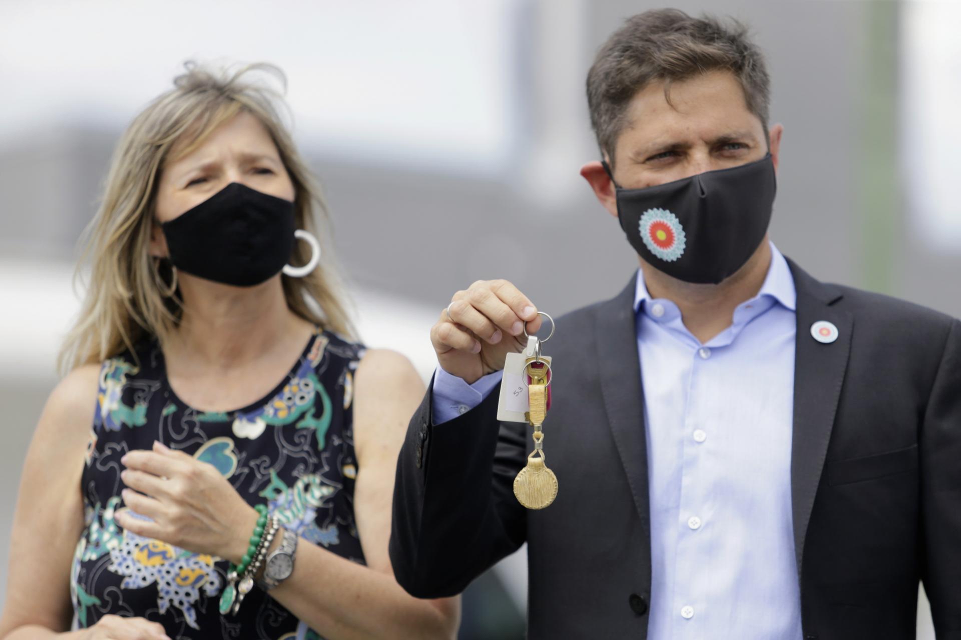 AXEL KICILLOF ENTREGÓ 57 VIVIENDAS EN AYACUCHO