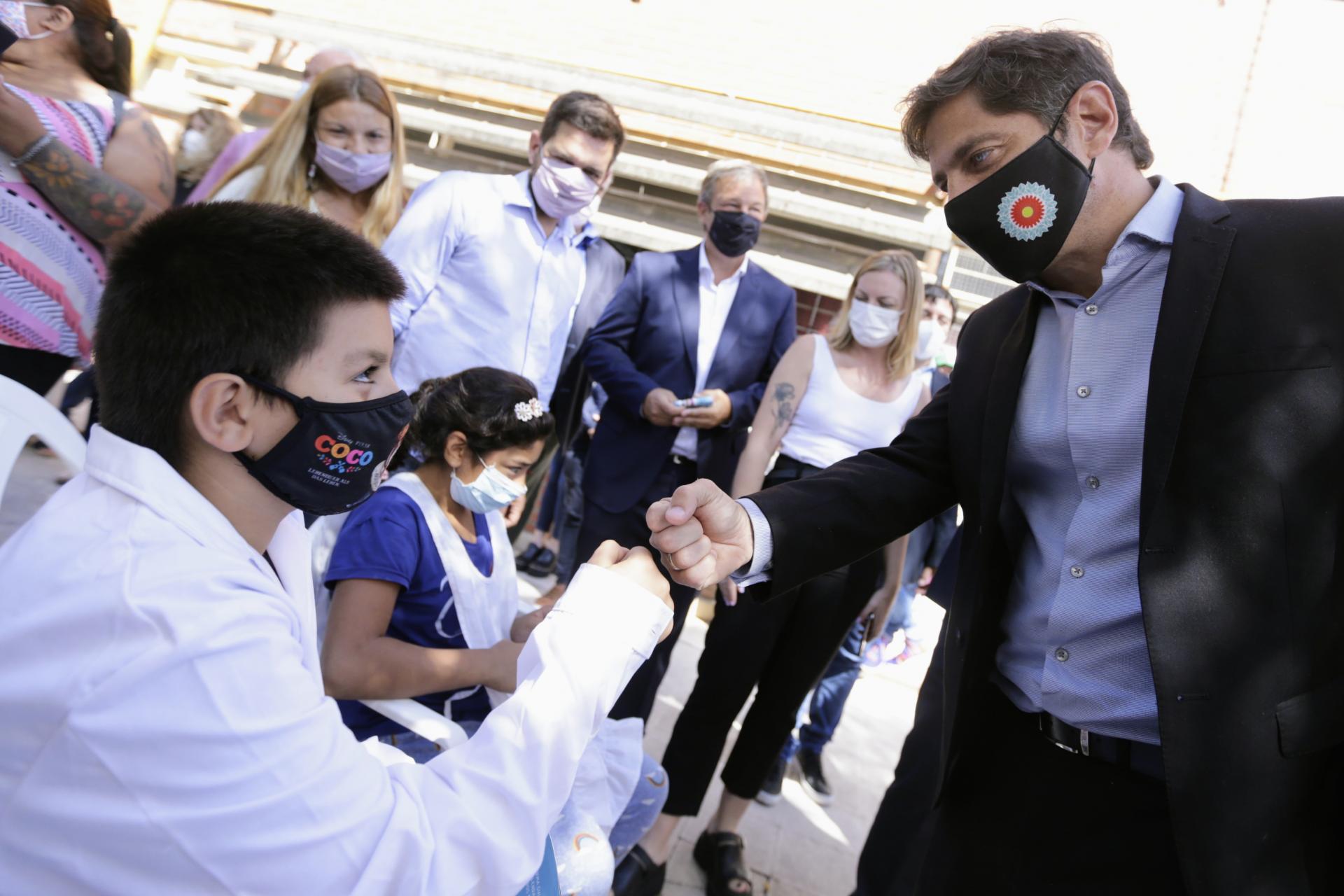 KICILLOF VISITÓ UN OPERATIVO DE VACUNACIÓN ESCOLAR EN BARRIO DON ORIONE