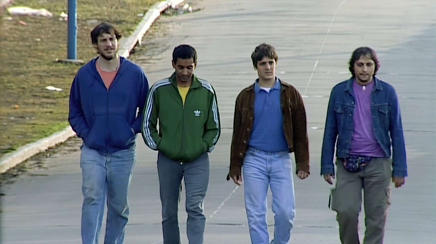 OKUPAS: LA VUELTA A LA PANTALLA DE LA CULTURA DE LA AMISTAD