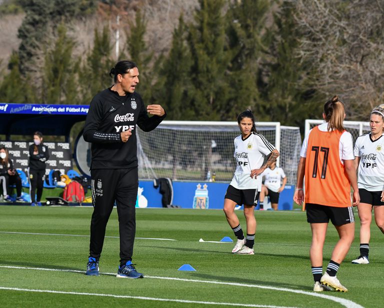 PORTANOVA,  DT DE LA SELECCIÓN FEMENINA: ¨CREEMOS EN EL TIEMPO DE TRABAJO Y EN LA UNION DEL GRUPO¨