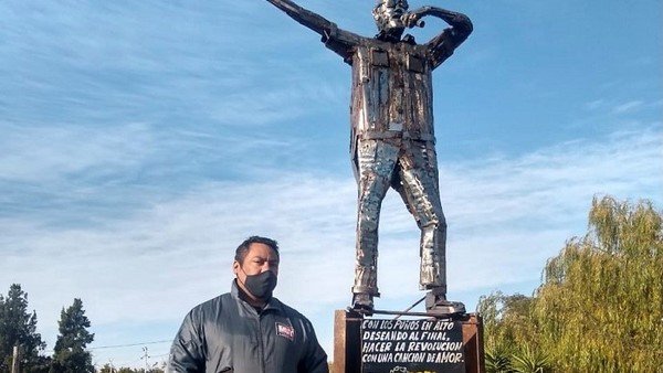 ESCULTOR CONVIERTE PLAZA BONAERENSE EN “MUSEO A CIELO ABIERTO”